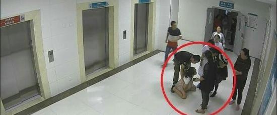 榆林坠楼产妇家属称其“下跪”实系疼到下蹲,卫计局介入调查