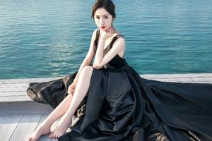 娄艺潇夏日海景写真御姐范足