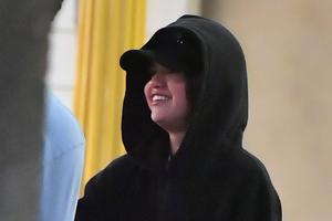 赛琳娜呼朋引伴同游迪士尼 与神秘男子相偎