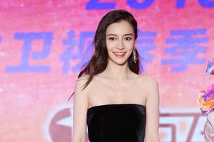 baby雪肌红唇巧笑嫣然 抹胸短裙小露事业线