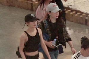 张韶涵紧身背心配破洞裤露蛮腰 罕与妹妹同框