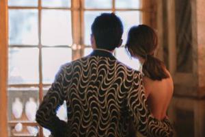 周杰伦搂昆凌腰同看烟花亲密依偎