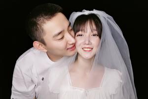 于小彤陈小纭DIY婚纱照曝光 亲吻甜蜜