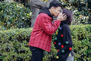 张晋蔡少芬街头大秀恩爱接吻熊抱玩壁咚