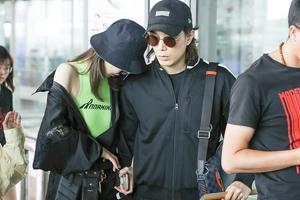 戚薇外套半穿小秀香肩 甜靠老公肩头