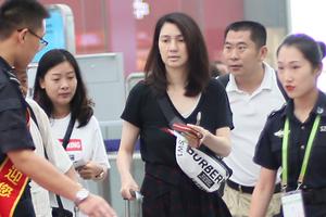 48岁洪欣长发披肩身材纤细 不惧素颜机场疾走