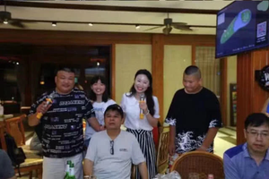 毕福剑与众弟子聚会稳坐C位 抱起徒孙女臂力十足