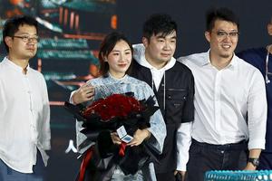 制片人梁超求婚何雯娜 女方甜喊“我愿意”
