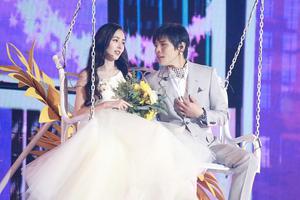 郭碧婷穿白纱裙与向佐同框 场面浪漫似婚礼彩排