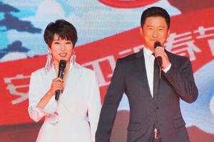 安徽春晚吴京牵谢楠登台似新人入场