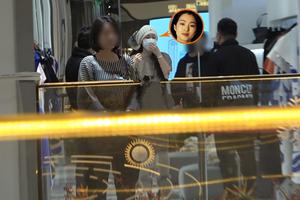 巩俐逛街试衣服心情大好 全程戴口罩