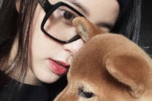 欧阳娜娜抱狗营业晒自拍神情呆萌