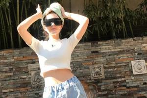 周扬青戴墨镜敷面膜心情好大秀蛮腰