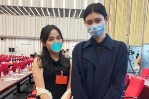 奚梦瑶出席会议 一身黑衣为赌王守孝