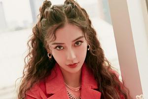 baby穿橙红色西装泡面卷发扎公主头甜美