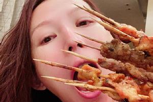 蔡少芬深夜沉迷“北京烧”毫无包袱