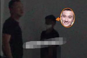 文章现身三亚度假 地下车库随地小便惹争议