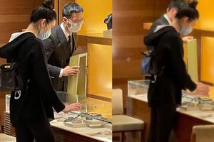 奚梦瑶背名牌包逛奢侈品店 一身黑look身材纤细