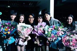 杨紫晒《女心理师》杀青合照 和井柏然等人灿笑