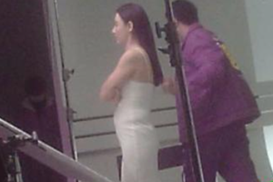 张柏芝穿白色吊带连衣裙拍广告小腹微凸