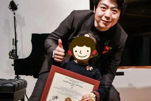 郎朗在钢琴店被偶遇弯腰与小朋友合照