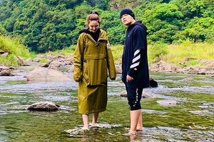 昆凌晒与周杰伦春游合照赤脚水中嬉戏