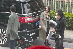 高圆圆新戏路透曝光hold住路人镜头