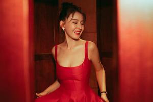 热依扎穿吊带红裙妆容精致散发优雅魅力