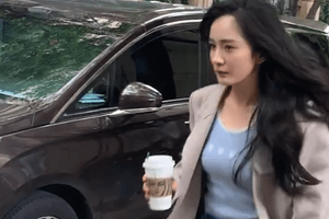 杨幂穿超短裤手拿奶茶前凸后翘双腿细长