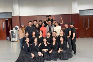 赵今麦中戏班级期末合照曝光