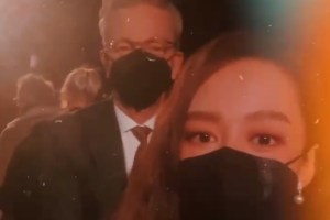 吉娜晒与爸爸一起看秀合照