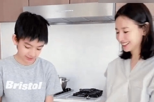 董洁分享与儿子做饼干视频