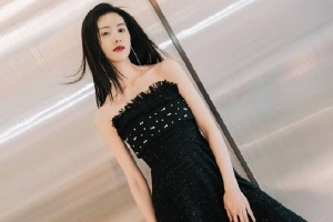 陈都灵穿抹胸黑裙拍大片秀曼妙身姿