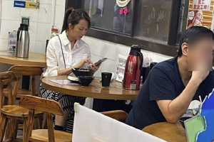 蔡少芬店内吃饭被网友偶遇