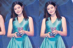 陈妍希小辫性感俏皮 梨涡浅笑可爱温暖