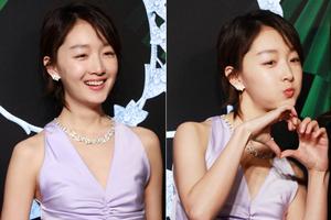 周冬雨低胸礼服性感 嘟嘴卖萌甜笑比心