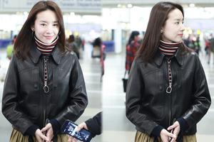 董洁低首浅笑 不施粉黛更显气质清纯