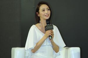 佟丽娅出席时尚活动 身材纤细美腿吸睛