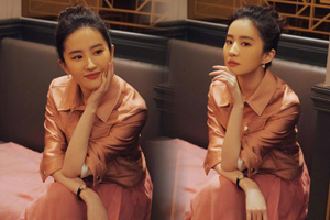 刘亦菲纱裙仙气飘飘 丸子头托腮好少女