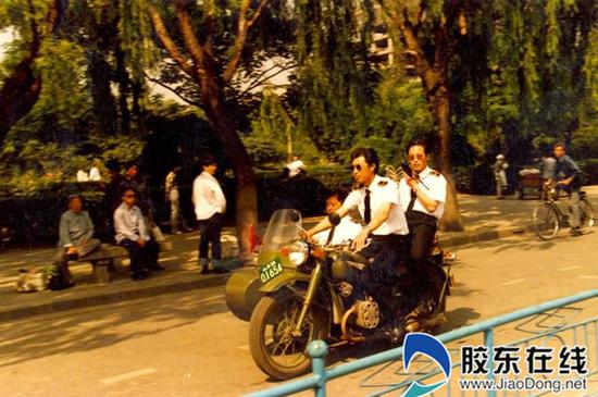 裴玉堂和同事在執(zhí)行查私任務(wù)