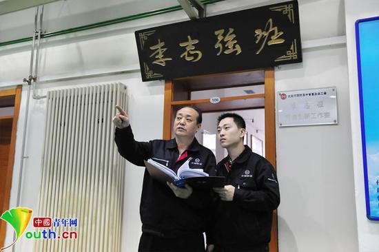 李志强(左一)正在给员工培训机器操作技巧（受访者供图）