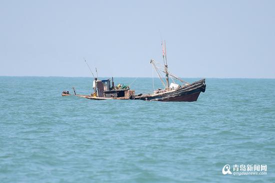 隐没在风浪里的一叶扁舟。