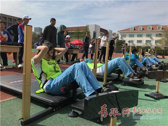 ▲考生参加仰卧起坐考试,仪器自动感应考生动作是否达标。