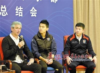 青岛黄海主教练乔迪(左一),王泽楷(右一). 周光辉 摄