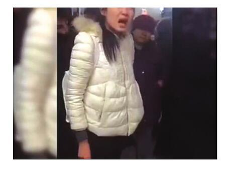 锐词:一阵哭闹,道出了中国看病之艰难。