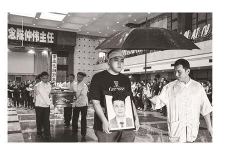 锐词:医闹年年有,今年特别多。从医院到家里,医生再无“安身之地”,如此下去,杀光了“陈仲伟”们,我们都去做下一个魏则西?