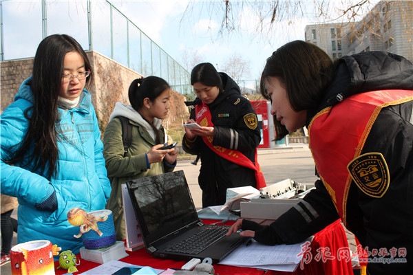 1483423696800052592.jpg 学生在校园内的售票点购买车票