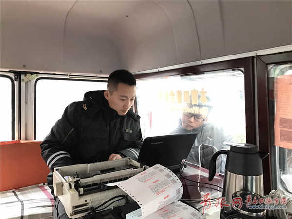 1483423633537059648.jpg 一名学生试图通过流动售票车的玻璃查看电脑上的车次