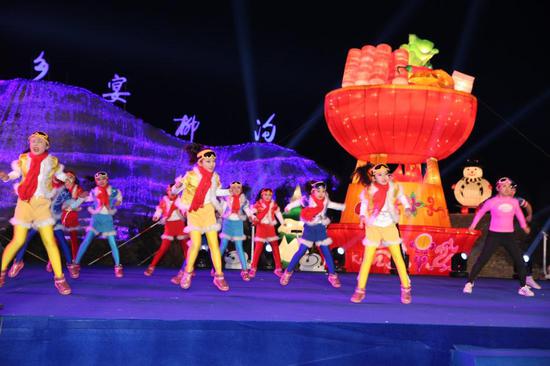 图为:“祈福冬奥•乡宴柳沟”91金融冰雪欢乐园开幕式活动