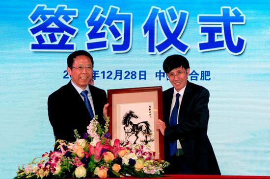 图为:正奇金融引战签约仪式现场,正奇金融与厦门国贸互赠签约礼物